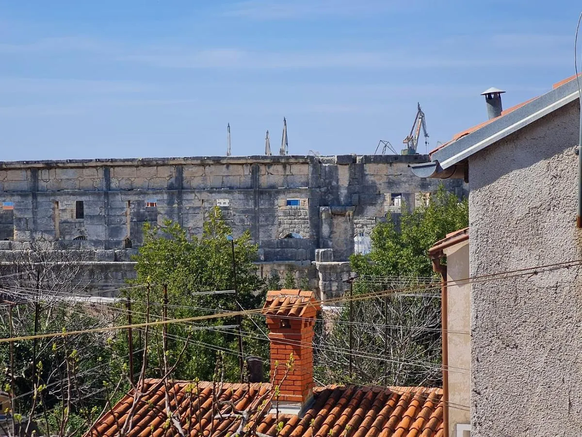 Arena Pula - Atraktivan Stan!!!